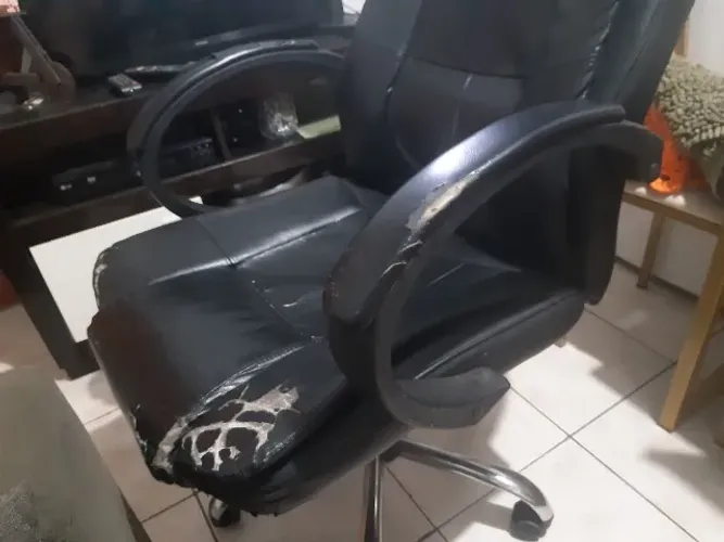 Cadeira presidente em couro com ajuste de altura a gás