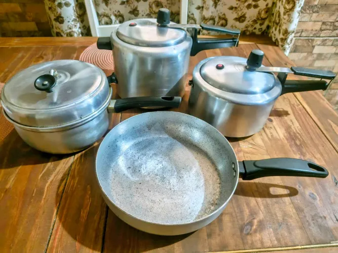 PANELA DE PRESSÃO 4,5L + PANELA DE PRESSÃO 2,5L + PIPOQUEIRA + FRIGIDEIRA GRANDE.