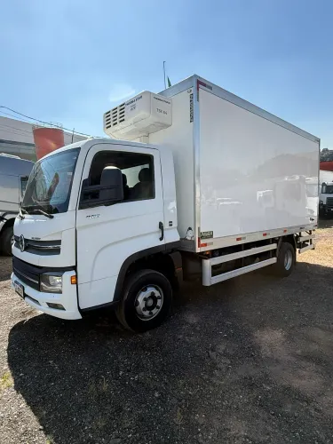 Vw delivery 11180 2024 baú refrigerado com prateleiras super novo 