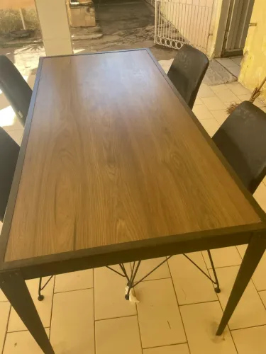 Vendo mesa  e quatro cadeiras ótimo estado 