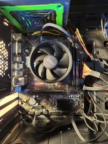 Cpu ryzen 2200g com 16gb ddr4 fonte 600w