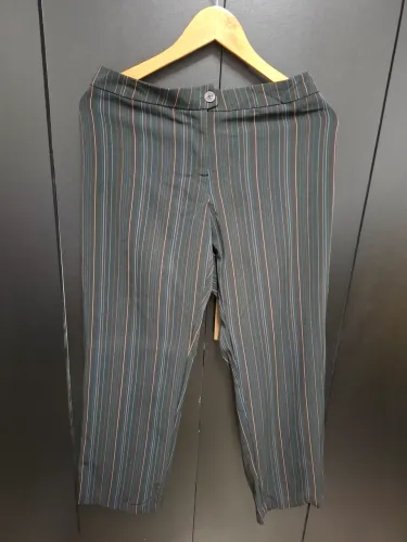 Calça preta com listas