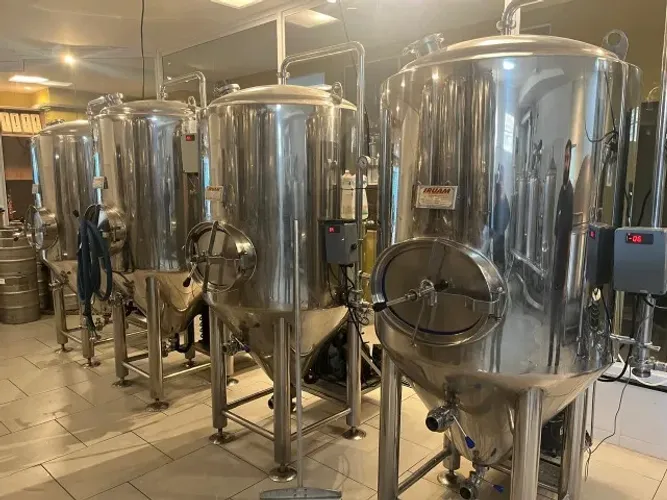 Fermentador de 500L úteis autorrefrigerado usado - marca IRUAM