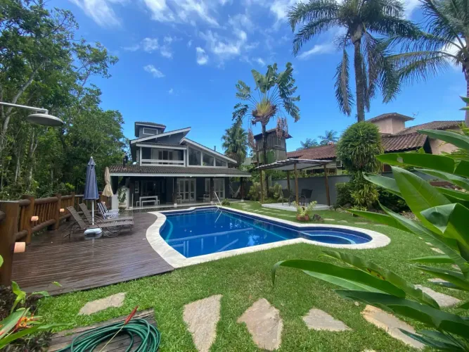 Linda Casa no Aldeia da Baleia na praia da Baleia em São Sebastião, SP