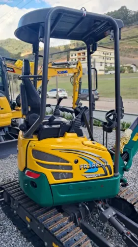Mini Escavadeira Hidráulica Lovol FR18E2-U 1.810 kg - Compacta e Econômica