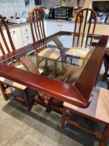 MESA DE JANTAR COM 6 CADEIRAS MADEIRA MACIÇA. 