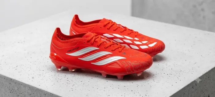 Chuteira Adidas Predator Elite FG de cor vermelha com detalhes prateados.