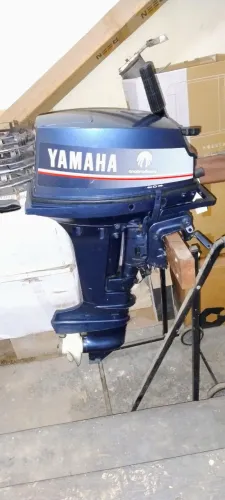 Motor de popa Yamaha 15 HP, pouquíssimo uso, excelente estado de conservação, ano 89.
