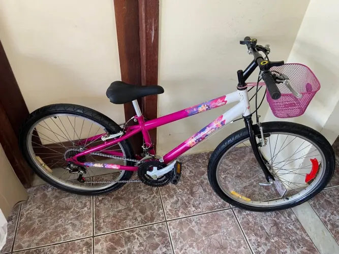 Bicicleta aro 24 feminina infantil Caloi Barbie 21 marchas com cestinha!!