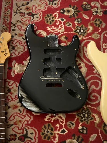 Corpo de Guitarra Squier By Fender Stratocaster Cor Preto com Neckplate incluso