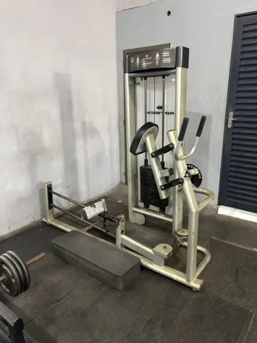 Máquina glúteo em Pé  Rotech