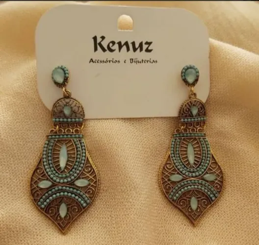 brinco dourado com azul