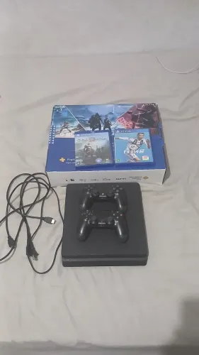 PlayStation 4 slim em excelente estado, com dois jogos, com dois controles e 1Tb
