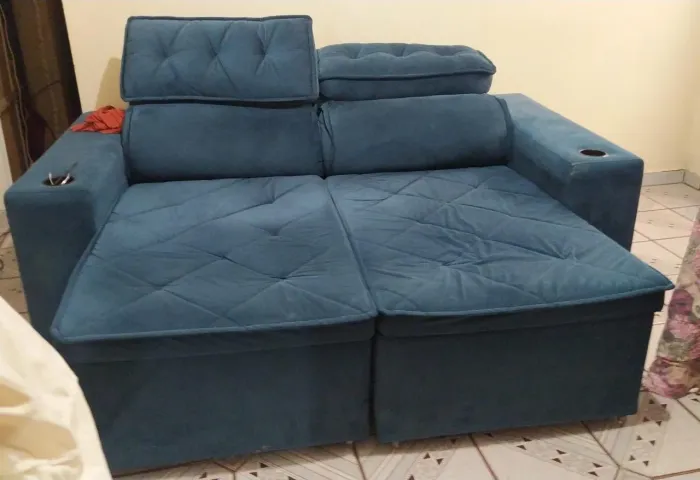Sofá retrátil de suede azul  