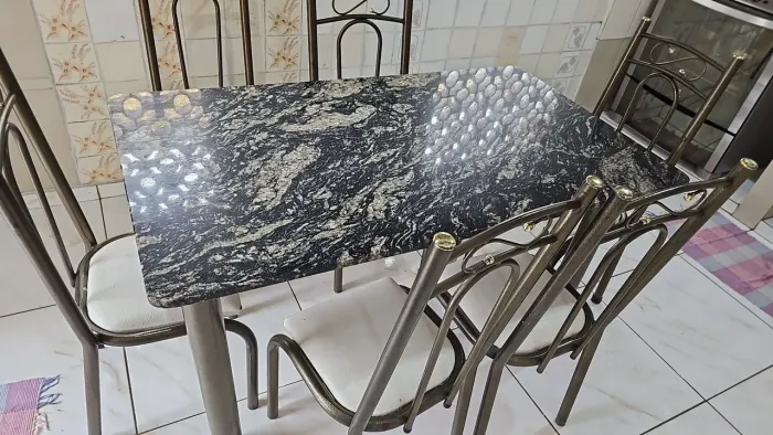 Mesa pedra de marmore com 6 cadeiras 