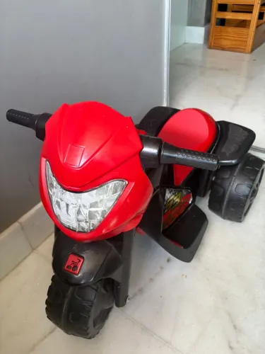 Moto elétrica infantil