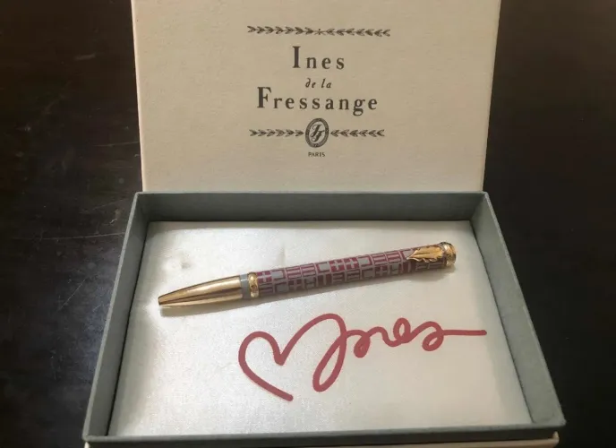 Caneta Esferográfica Ines De La Fressange Dourada Rosa Nova