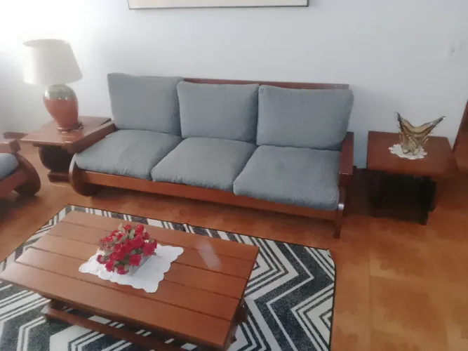 Sofa em madeira maciça...