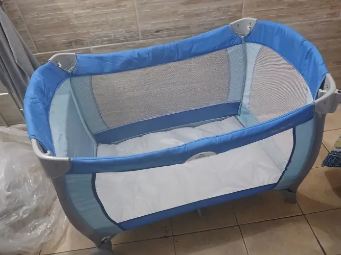 Cercadinho de bebê azul
