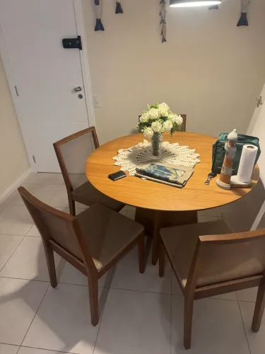 Vendo mesa 4 cadeiras