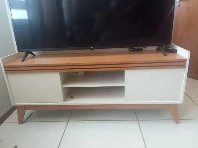 Estante e TV 55