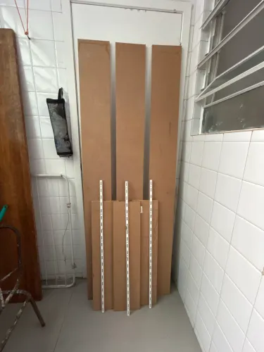 Conjunto trilhos, suporte e prateleiras 