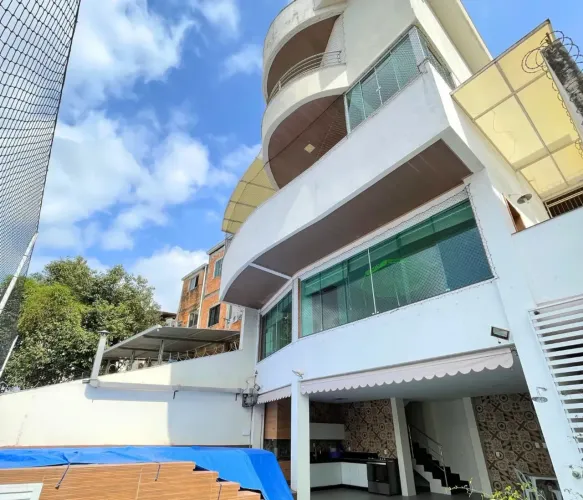 Casa Enorme no Abelardo Machado