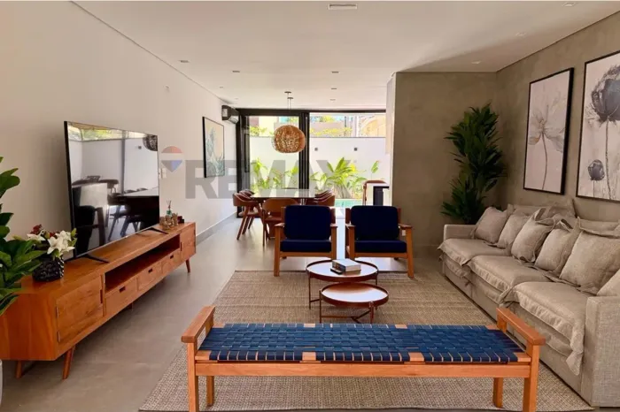 Linda casa disponível para locação em condomínio a apenas 50 metros da praia em Juquehy