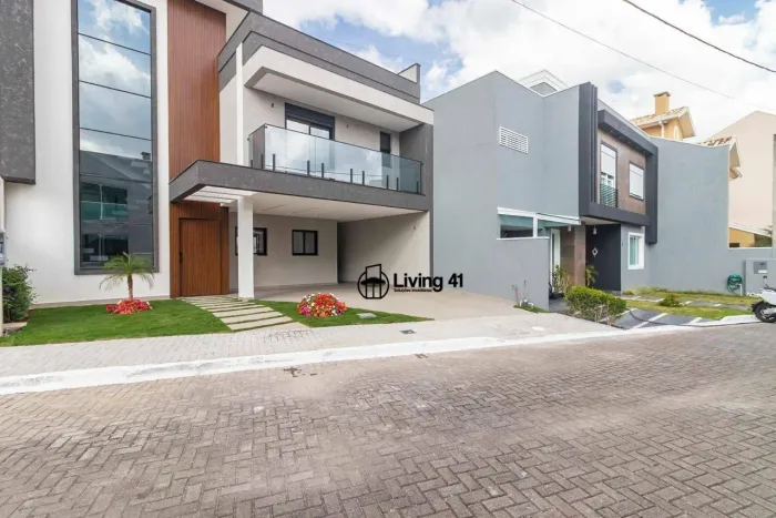 Sobrado Triplex de Alto Padrão | 220 m² | 4 Dormitórios | 2 Suítes | Terraço para Jacuzzi