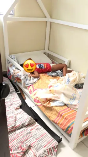 cama montessoriana infantil