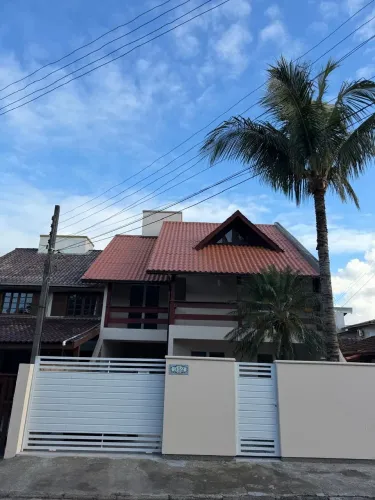 Casa de 4 quartos com churrasqueira no Rio Tavares