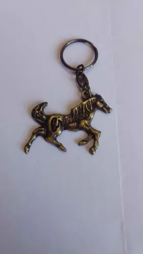 Chaveiro de metal dourado, cavalo criolo