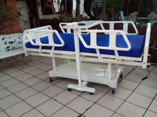 Cama de hospital com colchão e 4 grades qualidade altíssima. 