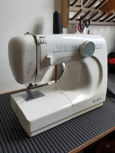 Máquina de Costura Reta - Elgin Genius JX 4000
