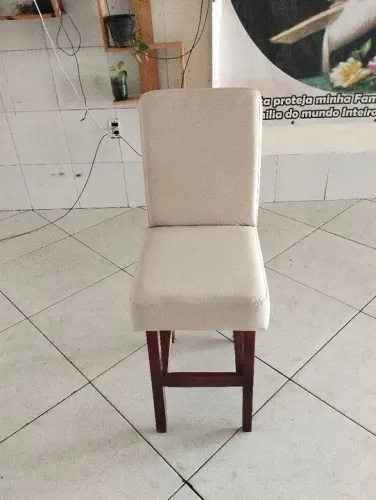 Banqueta de madeira com assento estofado