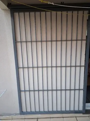 Portão de segurança com trilho