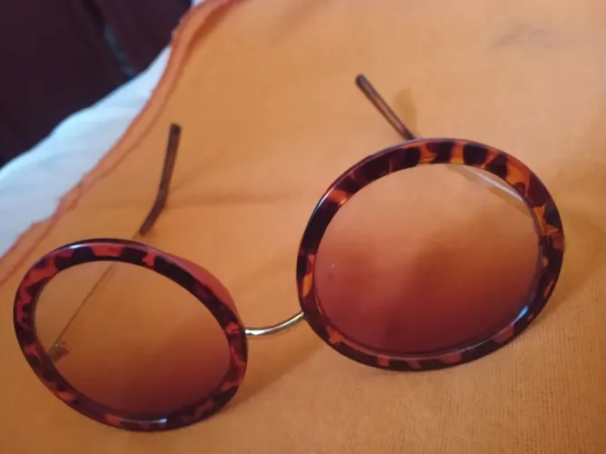 Óculos de sol feminino usado excelente estado de novo