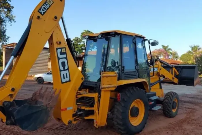 Retroescavadeira JCB 2017.