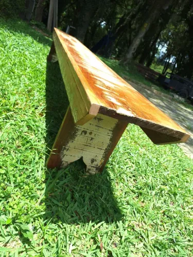 Banco rústico de madeira para área externa