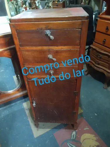 Móvel Antigo de Madeira com Gavetas