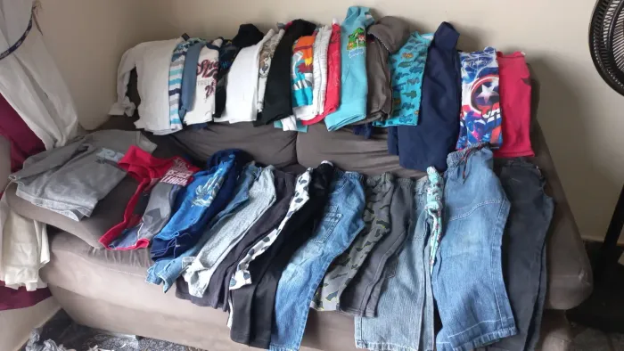 Lote de roupas infantis tam 4 a 6. Lote com 33 peças- roupa com avarias