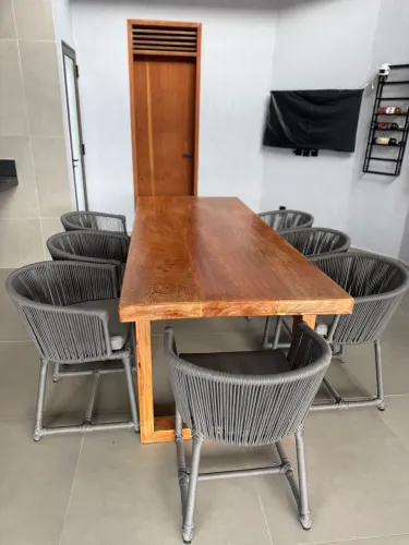 Mesa retangular com cadeiras em corda náutica
