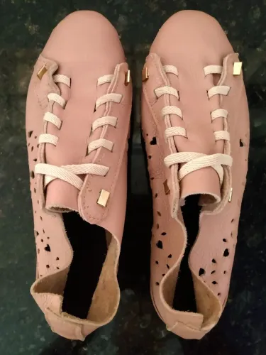 Sapatilha bege com Detalhes dourados