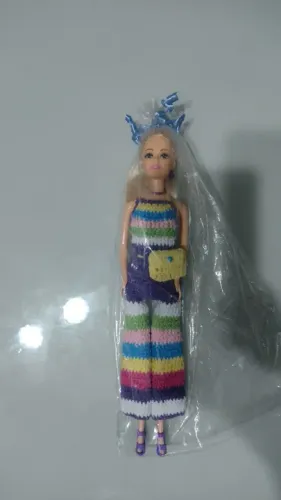 Boneca Barbie com Roupa de Crochê