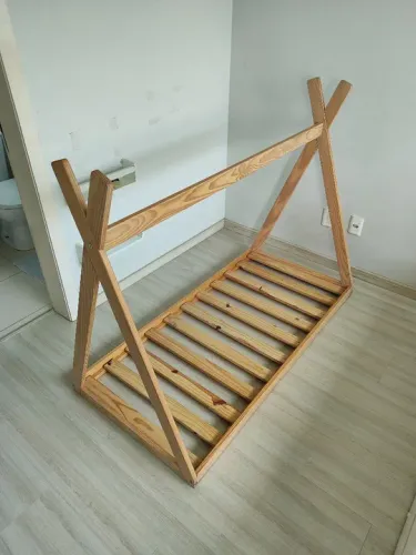 Mini cama de madeira para criança