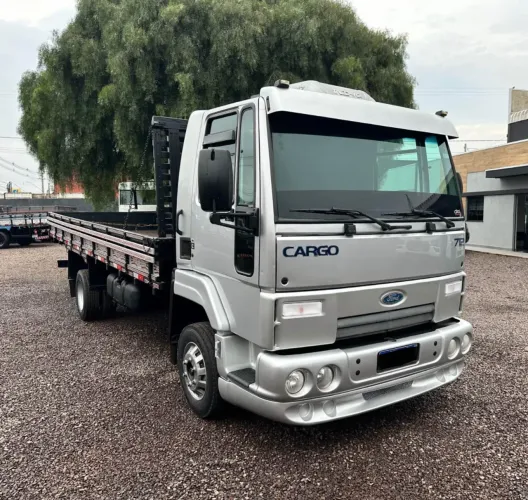 Caminhão Ford Cargo 712 Carroceria