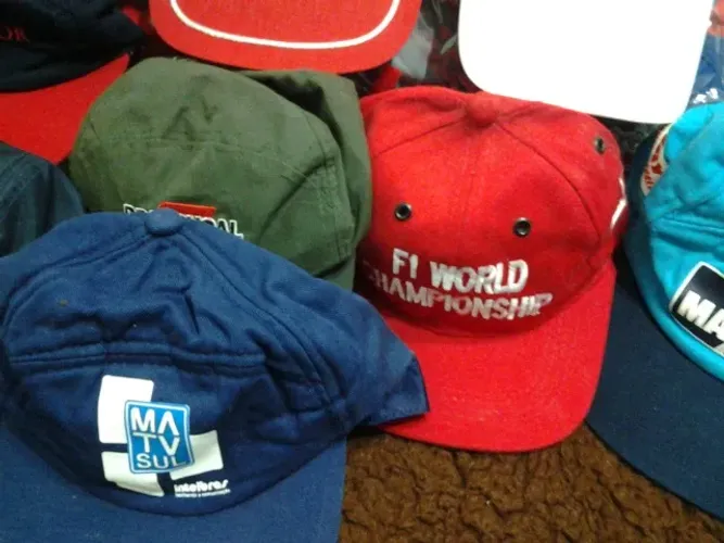Conjunto de Bonês Novos e Usados