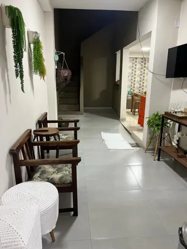 Duas cadeiras de madeira 