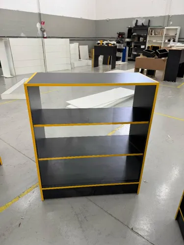 Balcão vitrine com fita colorida 