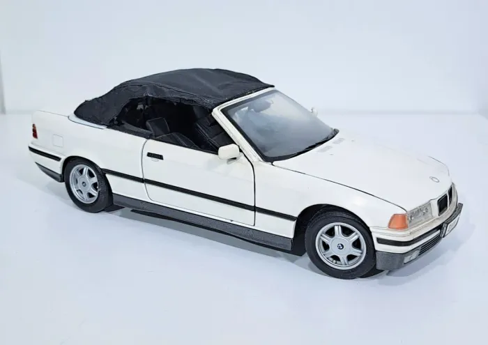 Miniatura BMW 325i Conversível - Escala 1/18 - Colecionador